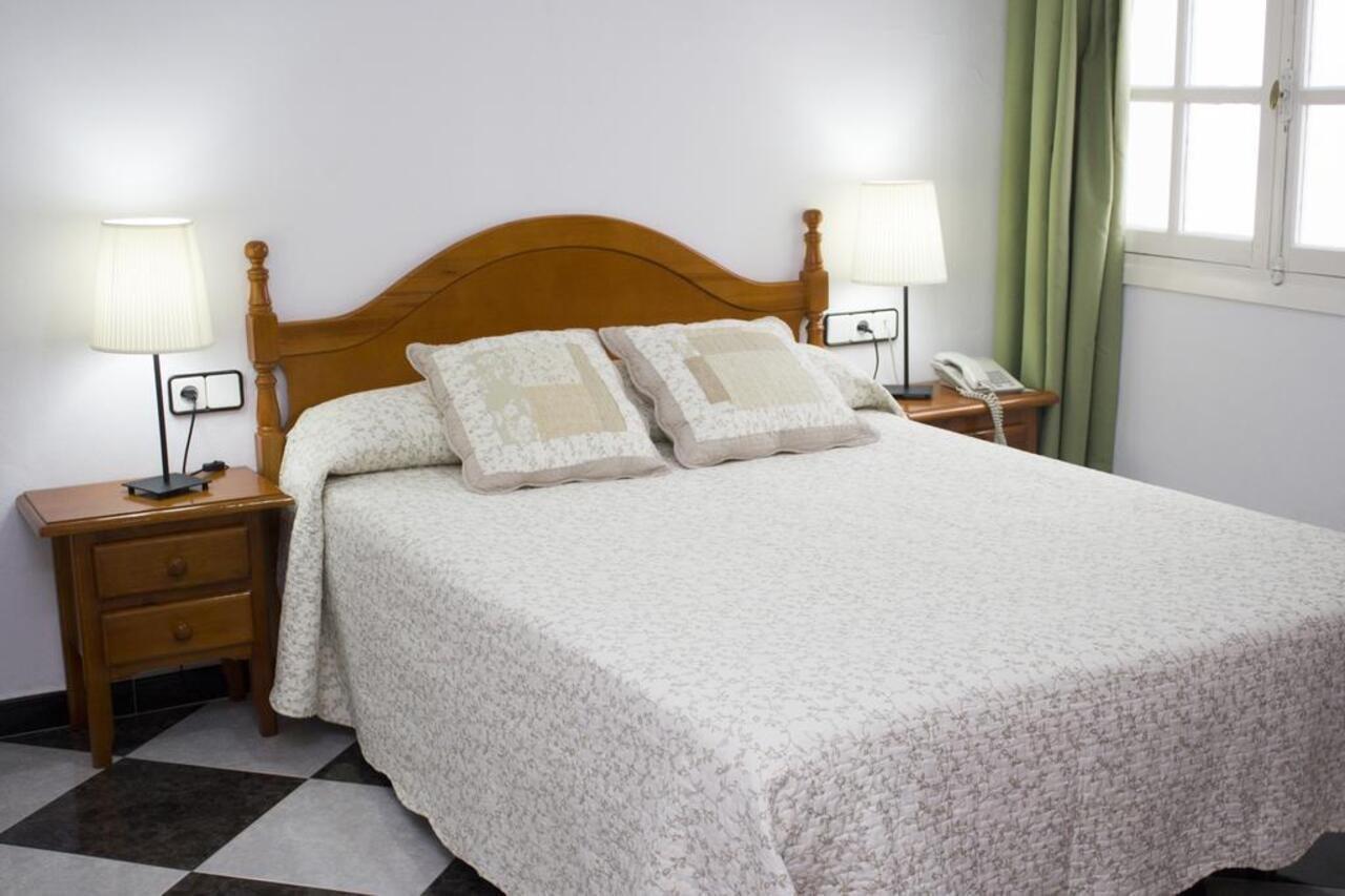 Hotel Oasis โกนิล เด ลาฟรอนเตรา ภายนอก รูปภาพ