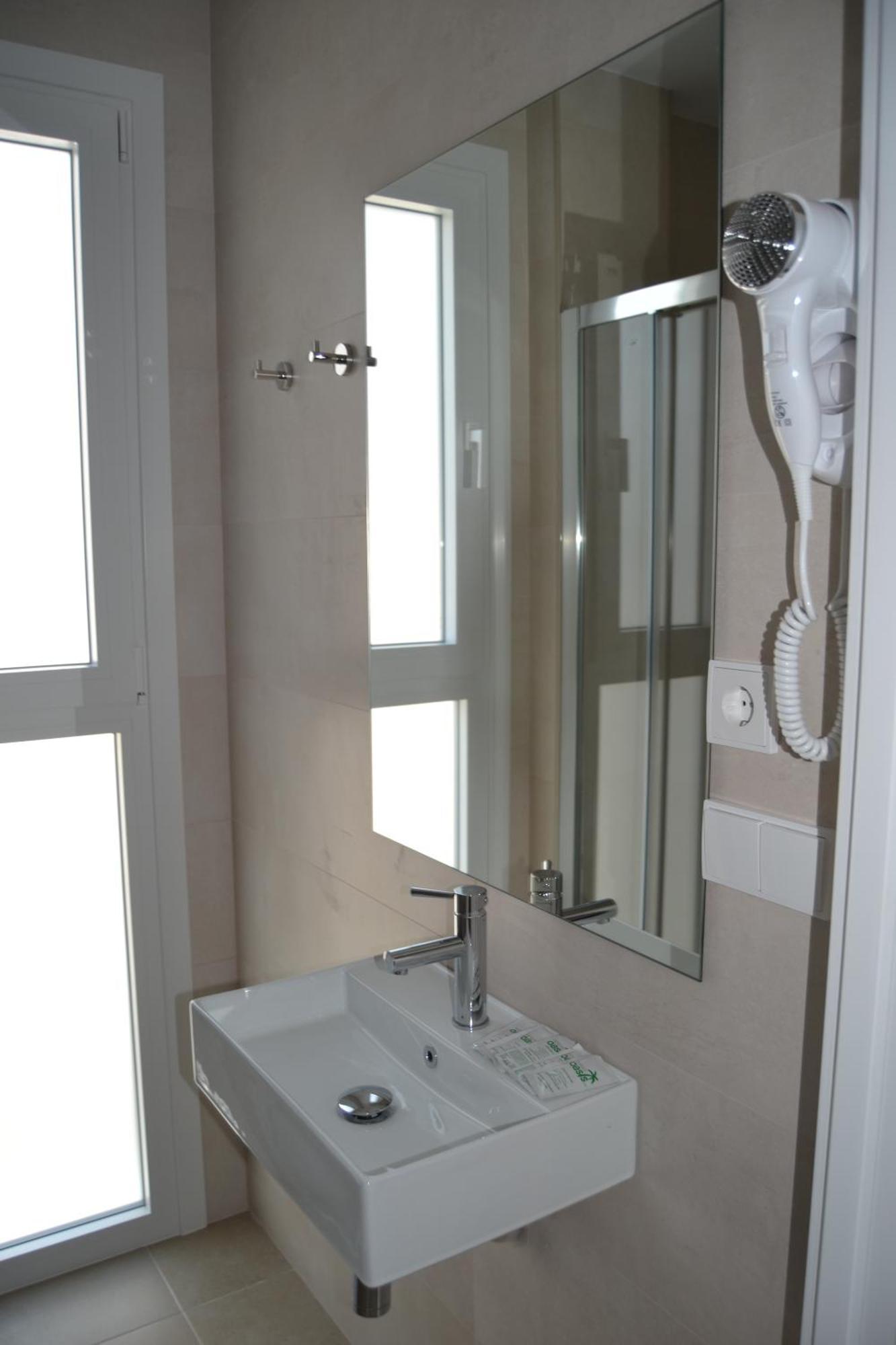 Hotel Oasis โกนิล เด ลาฟรอนเตรา ภายนอก รูปภาพ